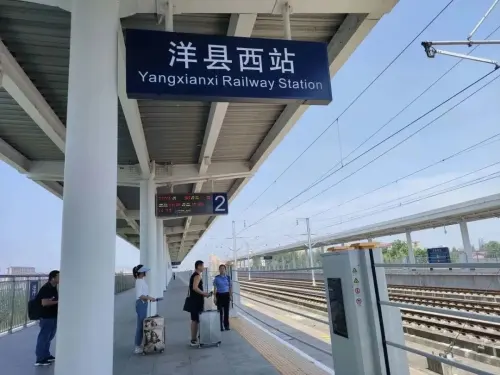 洋县西站安装“站台安全门”！科技感拉满