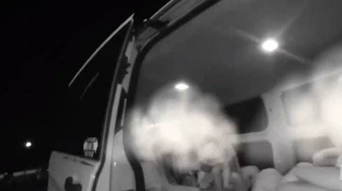 太危险！男子用车载充气床当座椅超载被罚