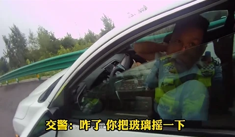 太危险！一家五口高速应急车道上呼呼大睡