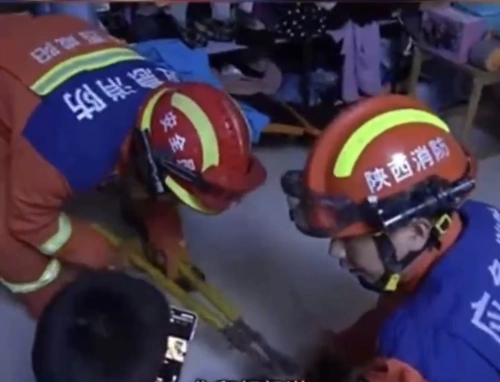 咸阳6岁男孩玩具手铐拷住右脚，冷静打119求助消防员
