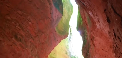 甘泉大峡谷秋日光影效果拉满，在岩壁上折射出斑斓色彩