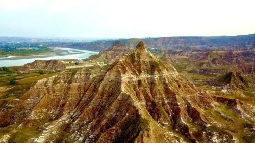 在黄河“第一弯”遇见“五彩丹霞”