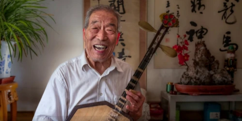 从儿时到现在，他从初识皮影变身影戏大师