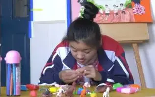 自闭症女孩爱捏泥人，暖心学校为她成立黏土工作室