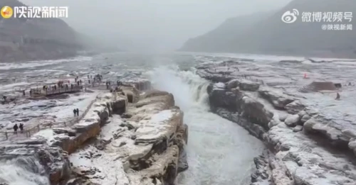 壮美！大雪中的壶口瀑布波涛汹涌