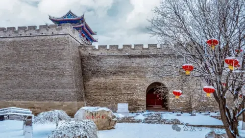 岁末听雪落，烟火映丰年，2024初雪落古城