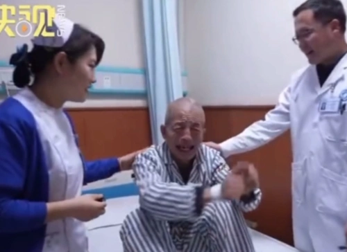 老人7年后重见光明病床上大哭