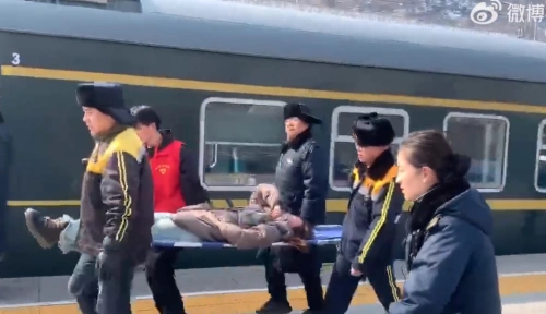 旅客突发昏厥，他们紧急送医