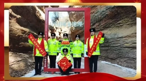 甘泉县公安局交警大队民警祝您:新年快乐，出行平安，龙行龘龘，路路畅通!