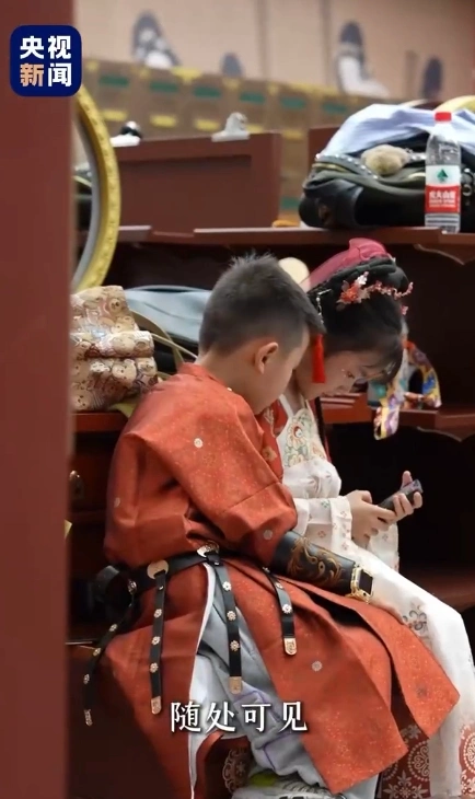 西安像个超大型沉浸式剧场，汉服妆造师：西安三步一个公主五步一个贵妃