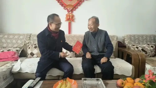 靖边农商银行开展春节走访慰问退休职工活动