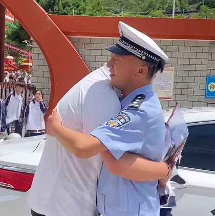 你在考场奋笔疾书，他在场外保驾护航，高考“父子兵”，加油！