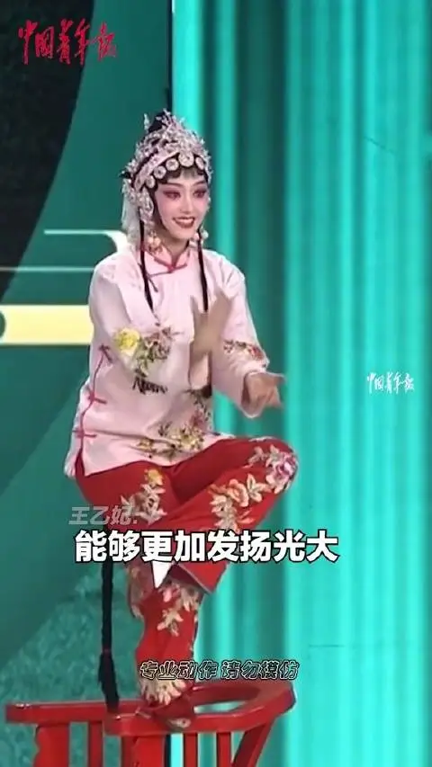 台下十年功！戏曲演员跳凳子实力演绎身轻如燕