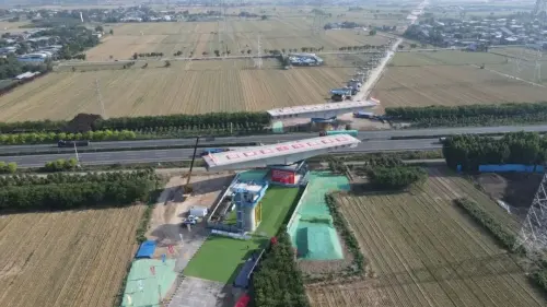 西延高铁跨西咸北环线特大桥2座万吨“巨无霸”成功转体