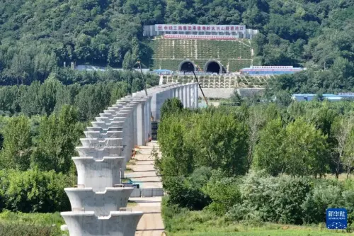 查看进度条→西康高铁桥梁隧道建设持续推进