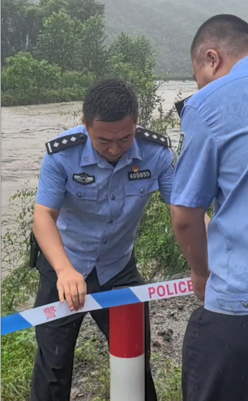 排险助困！抚顺上夹河派出所为群众撑起“安全伞”！