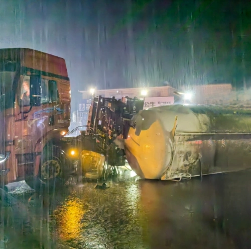 水泥罐车侧翻，抚顺新宾榆树派出所民警冒雨疏导排险！