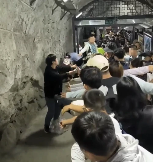 华山西峰索道突发故障，有缆车悬在半空，最新回应→